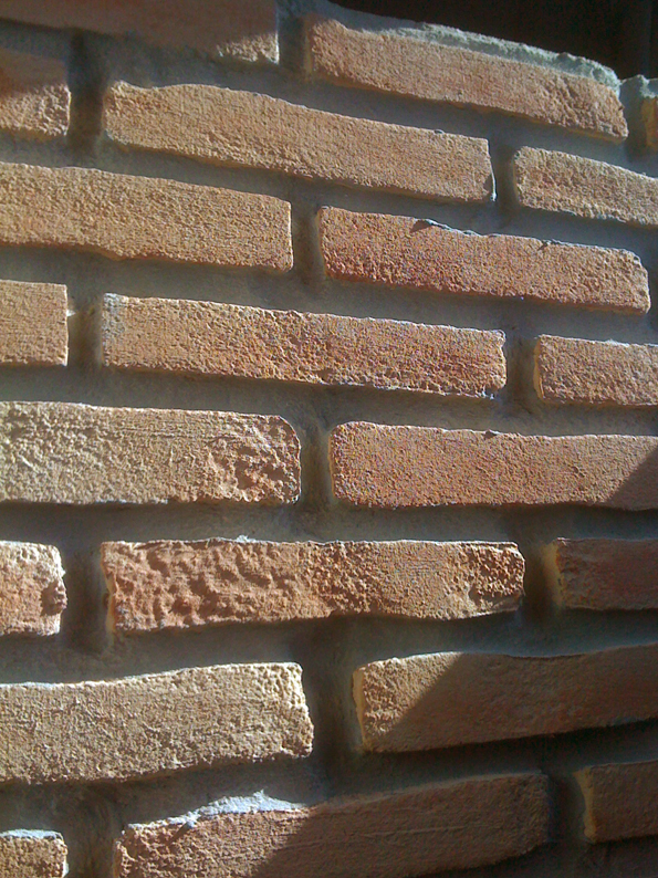 Particolare del muro di mattoni romani